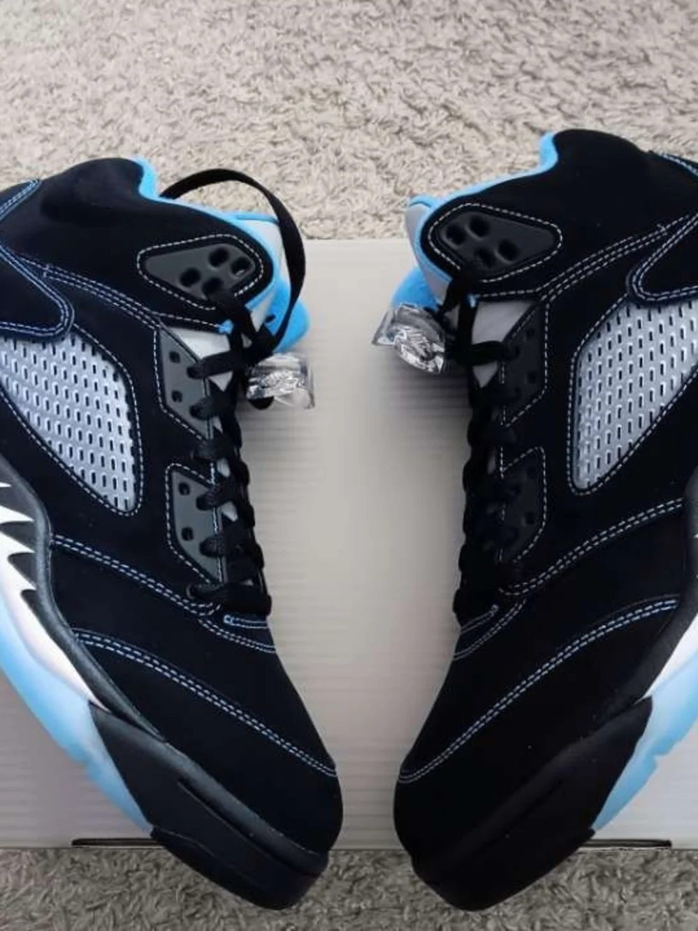 Air Jordan 5 Retro Black UNC Basketball Sneakers Men's Size 11 DS